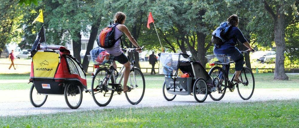 Sicher ist sicher: Statt im Tragegurt fahren Babys besser im Fahrrad-Anhänger mit. 