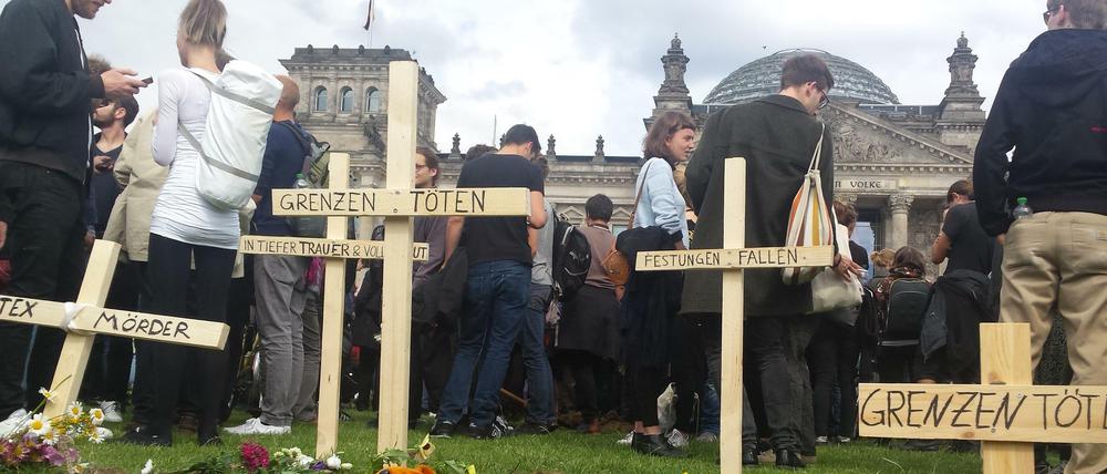 Ein Schar von Kreuzen - "Alle Macht dem Volke" ist dahinter auf dem Reichstag zu lesen.