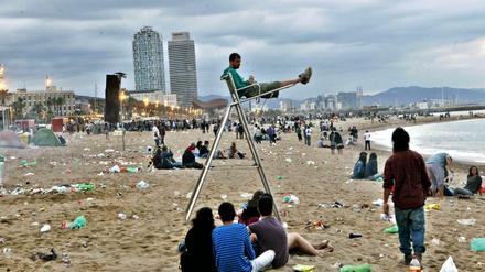 Der Strand von Barcelona, voll mit Touristen. Laut einer Politikerin sei die "Lage außer Kontrolle".