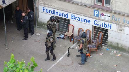 Kurzer Prozess: Die Arbeit des SEK im Hinterhaus der Grunewaldstraße 87 war am Dienstagmorgen schnell erledigt.