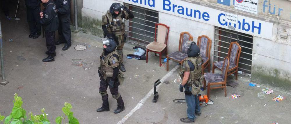 Kurzer Prozess: Die Arbeit des SEK im Hinterhaus der Grunewaldstraße 87 war am Dienstagmorgen schnell erledigt.