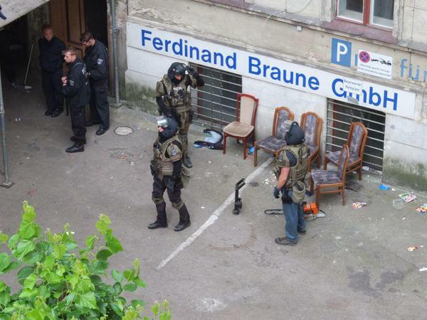 Kurzer Prozess: Die Arbeit des SEK im Hinterhaus der Grunewaldstraße 87 war am Dienstagmorgen schnell erledigt.