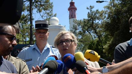 Die Subpräfektin des französischen Departements Gironde äußert sich am Unglücksort zum Tod eines zwölfjährigen Mädchens, das am Leuchtturm von Lege-Cap-Ferret verunglückt ist.