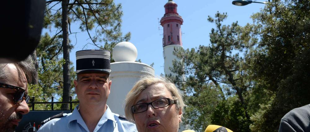 Die Subpräfektin des französischen Departements Gironde äußert sich am Unglücksort zum Tod eines zwölfjährigen Mädchens, das am Leuchtturm von Lege-Cap-Ferret verunglückt ist.
