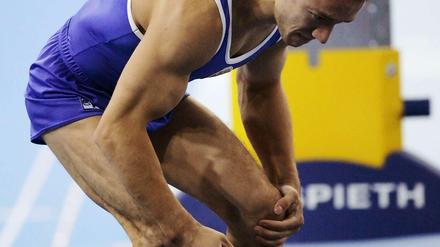 Schwachstelle. Der russische Turner Nikolai Krjukow verletzte sich bei der Weltmeisterschaft 2007 in Stuttgart am Kniegelenk.