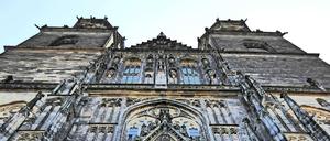 Religion in Stein. Die Front des Magdeburger Doms.