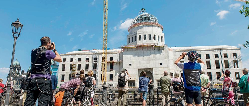 Richtkranz über Berliner Stadtschloss. Richtfest am Schloss Berlin .