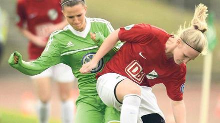 Sportlich lief es besser als wirtschaftlich. Jetzt verlieren die Lübarser Frauen (rechts Celine Dey) auch den Trikotsponsor.