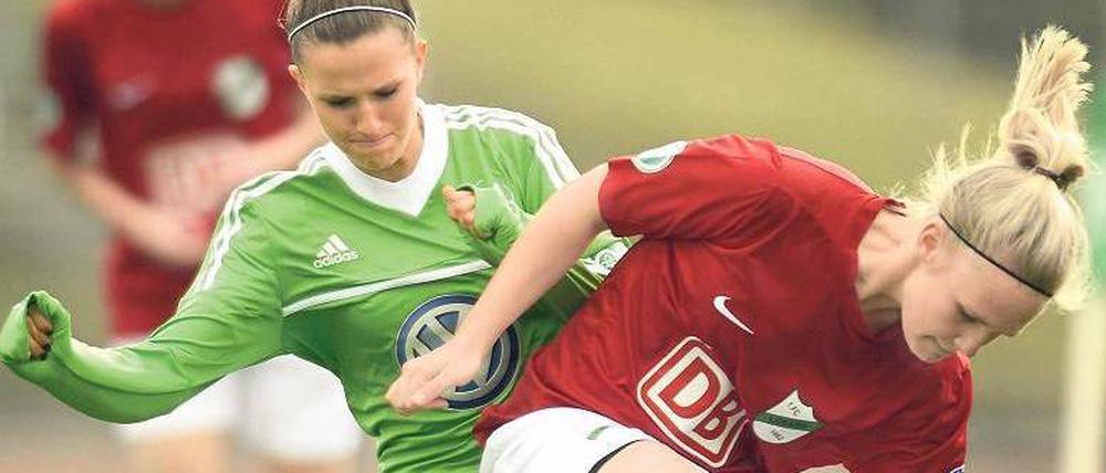 Sportlich lief es besser als wirtschaftlich. Jetzt verlieren die Lübarser Frauen (rechts Celine Dey) auch den Trikotsponsor. 