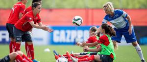 Mit teutonischem Drill. Martina Voss (re.) bei der Trainingsarbeit.