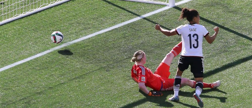 Drin ist er. Sasic hat zum 3:0 gegen Schweden getroffen.