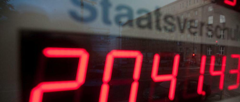 Rund zwei Billionen Euro schuldet Deutschland seinen Kreditgebern. Und die Zahl wächst trotz Schuldenbremse und guter Konjunktur. 
