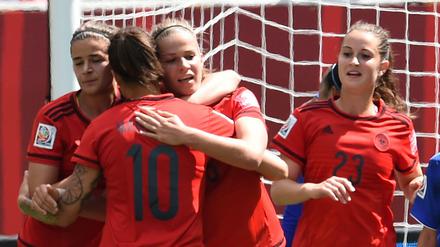 Dzsenifer Marozsan, Lena Lotzen (links) und Sara Däbritz (rechts) bejubeln gemeinsam mit Melanie Leupolz den Treffer zum 1:0 - und später den Einzug ins Achtelfinale. .