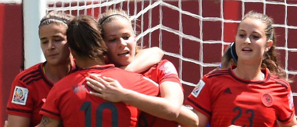 Dzsenifer Marozsan, Lena Lotzen (links) und Sara Däbritz (rechts) bejubeln gemeinsam mit Melanie Leupolz den Treffer zum 1:0 - und später den Einzug ins Achtelfinale. .