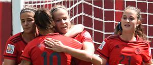 Dzsenifer Marozsan, Lena Lotzen (links) und Sara Däbritz (rechts) bejubeln gemeinsam mit Melanie Leupolz den Treffer zum 1:0 - und später den Einzug ins Achtelfinale. .