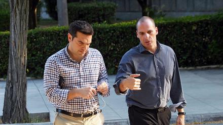 Griechenlands Regierungschef Alexis Tsipras und Finanzminister Yanis Varoufakis in einem Park in Athen.