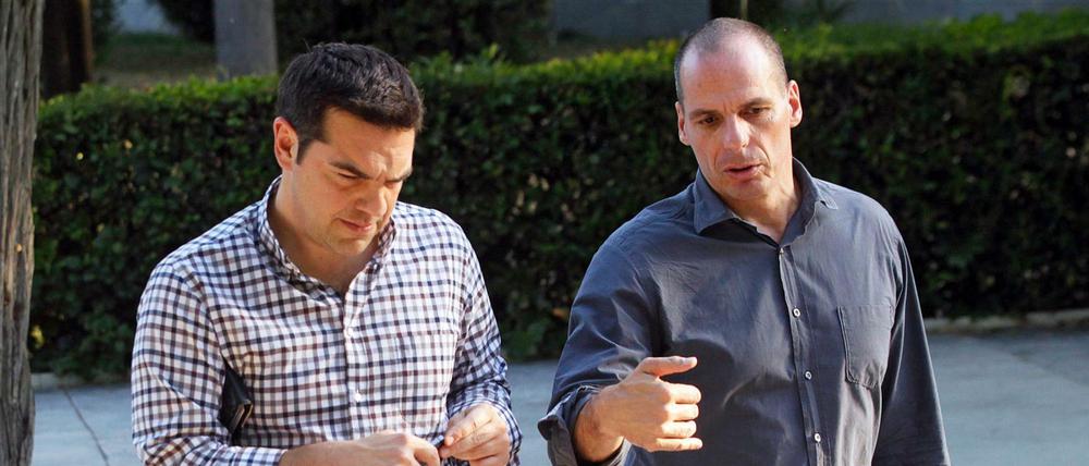 Griechenlands Regierungschef Alexis Tsipras und Finanzminister Yanis Varoufakis in einem Park in Athen.