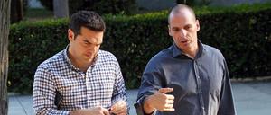 Griechenlands Regierungschef Alexis Tsipras und Finanzminister Yanis Varoufakis in einem Park in Athen.