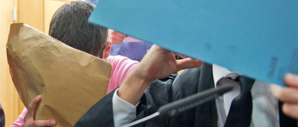 Vor der Urteilsverkündung betritt der 18-jährige Angeklagte Sanel M. abgeschirmt von seinen Anwälten am Dienstag den Verhandlungssaal im Landgericht in Darmstadt. Das Gericht verurteilte ihn wegen des gewaltsamen Todes der Studentin Tugce A. zu drei Jahren Haft. Das Gericht erkannte auf Körperverletzung mit Todesfolge nach Jugendstrafrecht.