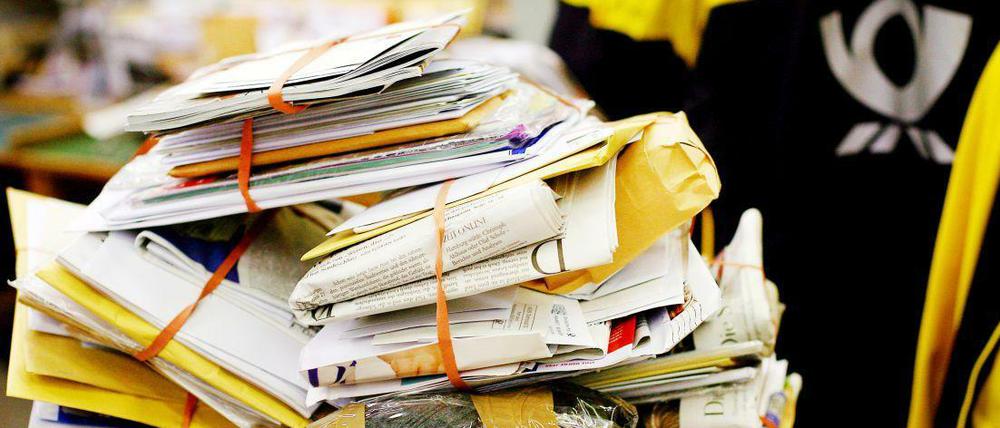Laut Verdi stapeln sich in den Zustellpunkten Briefe und Pakete. Die Post will mit Freiwilligen das Problem lösen.