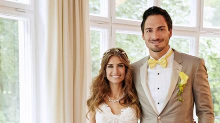 Das offizielle Pressefoto zeigt das Brautpaar Cathy und Mats Hummels am Montag in München. Der Spieler des Dortmunder BVB und seine junge Frau feierten im Hotel Bayerischer Hof, wie ein Sprecher der Luxusherberge sagte.
