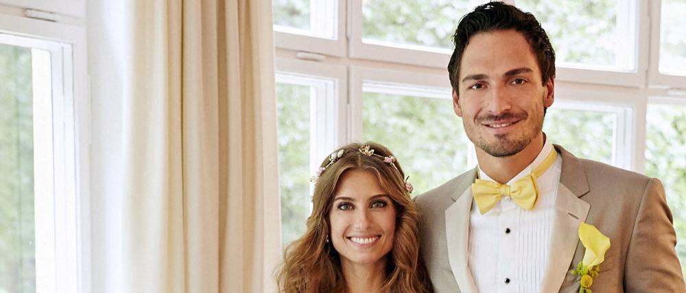 Das offizielle Pressefoto zeigt das Brautpaar Cathy und Mats Hummels am Montag in München. Der Spieler des Dortmunder BVB und seine junge Frau feierten im Hotel Bayerischer Hof, wie ein Sprecher der Luxusherberge sagte.