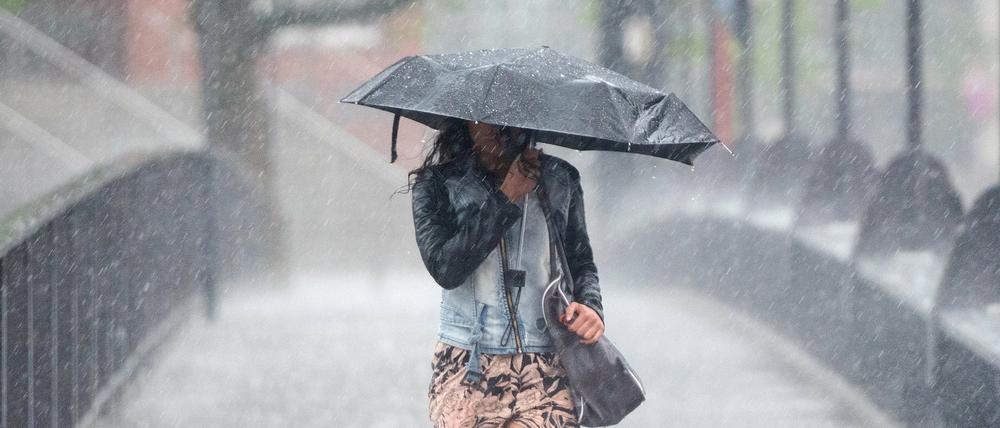 Regen in Hamburg. Das schlechte Wetter könnte den Sommer über anhalten.