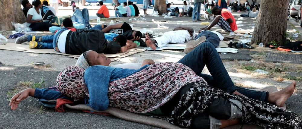 Flüchtlinge campieren am Bahnhof Tiburtina inmitten von Rom.