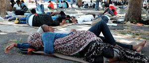 Flüchtlinge campieren am Bahnhof Tiburtina inmitten von Rom. 