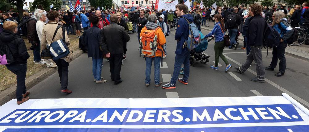 5000 Demonstranten sind bereits vom Oranienplatz losgezogen.
