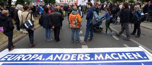5000 Demonstranten sind bereits vom Oranienplatz losgezogen.