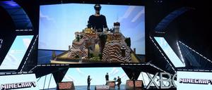 Die „Minecraft“-Welt, die sich auf der Leinwand vor dem Spieler aufbaut, ist nur durch die Hololens-Brille von Microsoft sichtbar.