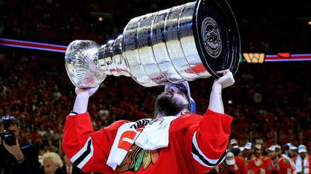 Corey Crawford von den Chicago Blackhawks hebt den Stanley Cup in die Höhe.