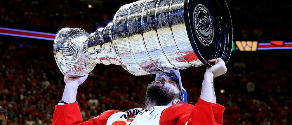 Corey Crawford von den Chicago Blackhawks hebt den Stanley Cup in die Höhe.