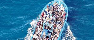 Ein Flüchtlingsschiff auf dem Mittelmeer.
