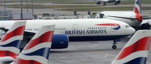 Ein Flugzeug der Fluggesellschaft British-Airways am Londoner Flughafen Heathrow.