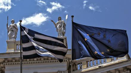Griechische und europäische Flagge in Athen