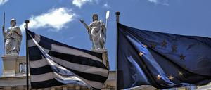 Griechische und europäische Flagge in Athen
