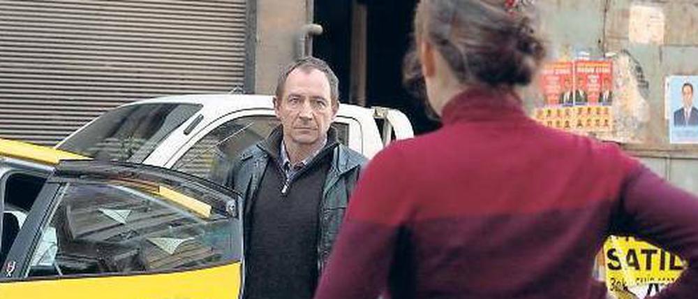 Zum Beweis. Irina (Janina Elkin) konfrontiert Wolfgang (Thorsten Merten) mit ihrer Operationswunde.
