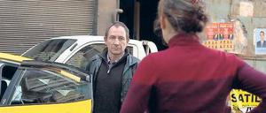 Zum Beweis.  Irina (Janina Elkin) konfrontiert Wolfgang (Thorsten Merten) mit ihrer Operationswunde.