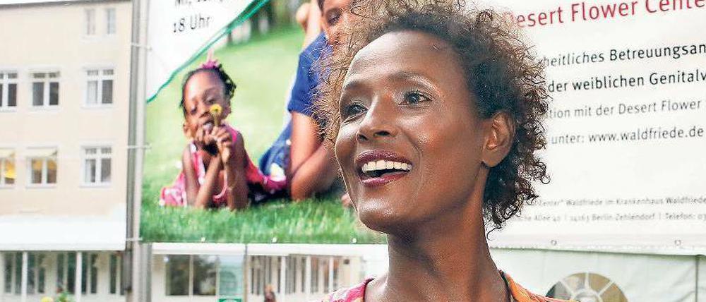 Wüstenblume. Waris Dirie, Bestsellerautorin und Aktivistin gegen Genitalverstümmelung 2013 bei der Eröffnung des „Desert Flower Centers“ am Krankenhaus Waldfriede . Foto: Stephanie Pilick/dpa