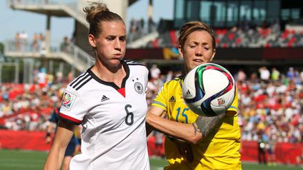 Simone Laudehr (Deutschland) und Therese Sjögran (Schweden) im Zweikampf-Duell