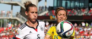 Simone Laudehr (Deutschland) und Therese Sjögran (Schweden) im Zweikampf-Duell