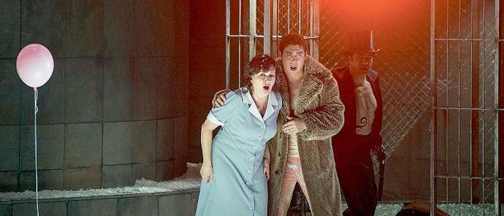 Unterkühlt. Marguerite (Krassimira Stoyanova) mit Faust (Teodor Ilicai) und Mephisto (Ildebrando D’Arcangelo). 