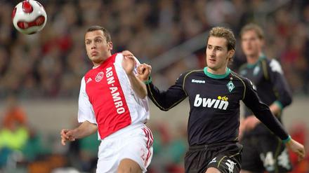 Zurück im Ajax-Trikot: John Heitinga (hier im Duell mit WM-Rekordtorschütze Miroslav Klose) kehrt zu seinem Heimatverein Ajax Amsterdam zurück.
