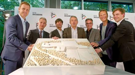Die DFB-Chefs präsentieren den Akademie-Entwurf.
