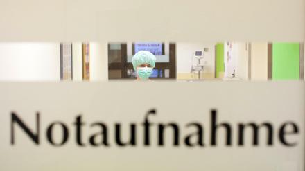 Klinikpersonal, aufgenommen am 08.03.2015 in der Notaufnahme des Marienhospitals (Niels-Stensen-Kliniken) in Osnabrück (Niedersachsen). Ein 65 Jahre alter Mann aus Nordrhein-Westfalen, der zwischenzeitlich im Marienhospital behandelt wurde, ist jetzt an den Folgen seiner Mers-Erkrankung gestorben.