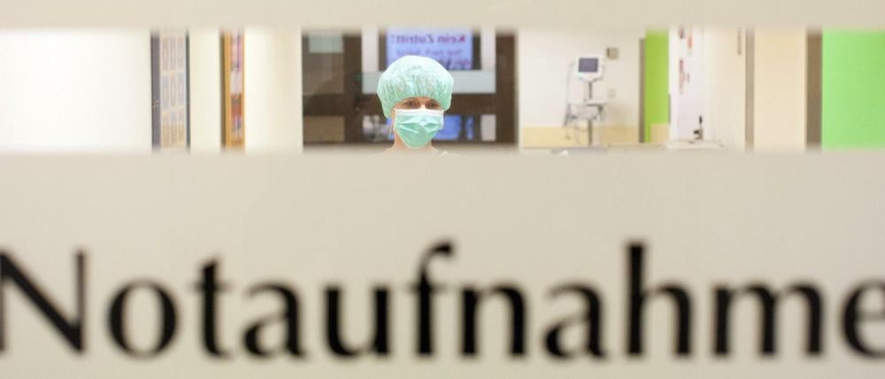 Klinikpersonal, aufgenommen am 08.03.2015 in der Notaufnahme des Marienhospitals (Niels-Stensen-Kliniken) in Osnabrück (Niedersachsen). Ein 65 Jahre alter Mann aus Nordrhein-Westfalen, der zwischenzeitlich im Marienhospital behandelt wurde, ist jetzt an den Folgen seiner Mers-Erkrankung gestorben.