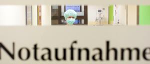 Klinikpersonal, aufgenommen am 08.03.2015 in der Notaufnahme des Marienhospitals (Niels-Stensen-Kliniken) in Osnabrück (Niedersachsen). Ein 65 Jahre alter Mann aus Nordrhein-Westfalen, der zwischenzeitlich im Marienhospital behandelt wurde, ist jetzt an den Folgen seiner Mers-Erkrankung gestorben.