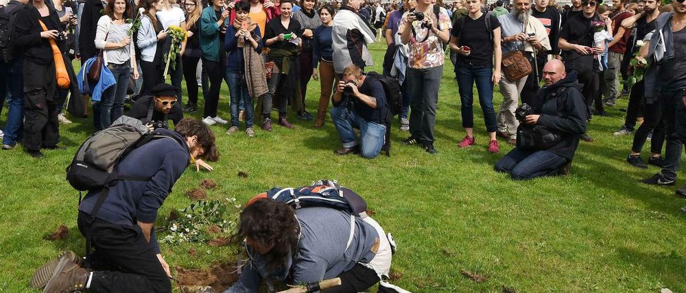 Symbolische Gräber vor dem Bundestag: Die Teilnehmer der Aktion demonstrierten am Sonntag gegen die deutsche Flüchtlingspolitik.
